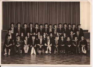  1960年香港大學中文系畢業典禮，第一排右四為饒教授；同排右六為林仰山、右五為羅香林