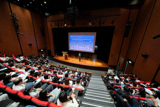 
	論壇於香港大學月明劇院舉行，共吸引超過300位工商界領袖、傑出學者、校友和學生出席。

