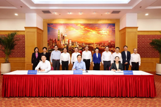 (前排左起）：上海市教育委員會副主任葉霖霖先生、香港大學副校長（研究）申作軍教授及浦東新區副區長張娣芳女士。
 