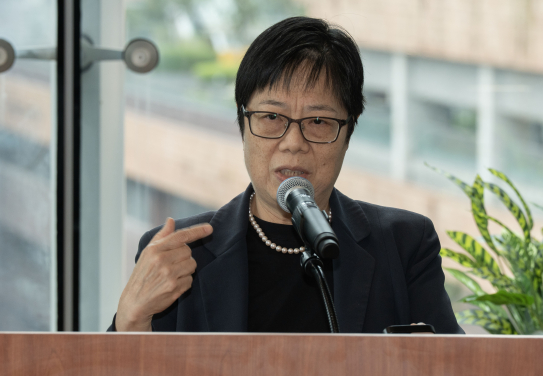 港大首席訊息主管及大學圖書館館長伍麗娟女士於開幕儀式上致辭。