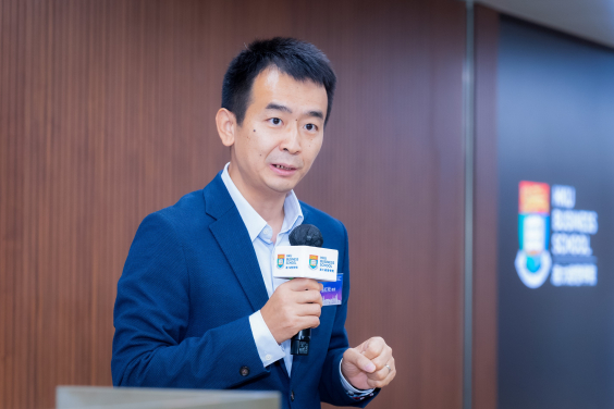港大經管學院經濟學副教授、香港大學中國經濟研究所副所長張紅松教授發表主旨演講。