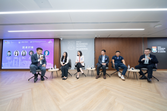 （左起）港大經管學院院長兼經濟學講座教授及中國經濟研究所所長蔡洪濱教授; 工銀亞洲戰略規劃與投資管理部副總經理李盧霞博士；高盛首席中國經濟學家閃輝博士；德意志銀行中國區首席經濟學家熊奕博士；晨曦投資首席投資官兼聯合創始人楊曉帆先生；以及國泰君安國際首席經濟學家周浩先生進行圓桌討論。