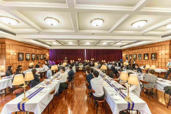為彰顯香港大學百年學府的學術傳承，港大特別安排在聖約翰學院舉辦歡送及致謝晚宴。

 