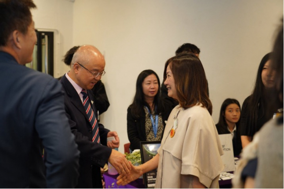 香港大學副校長（大學拓展）及講座教授汪揚教授與香港賽馬會慈善事務部主管 （策略、計劃、營運及匯報) 梁淑儀女士親切握手
