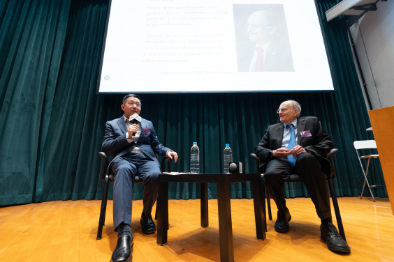 港大經管學院張永紅基金教授（經濟學及商業策略）、香港大學AI管理與組織研究中心主任李晉教授(左)與薩金特教授(右)展開爐邊對談。