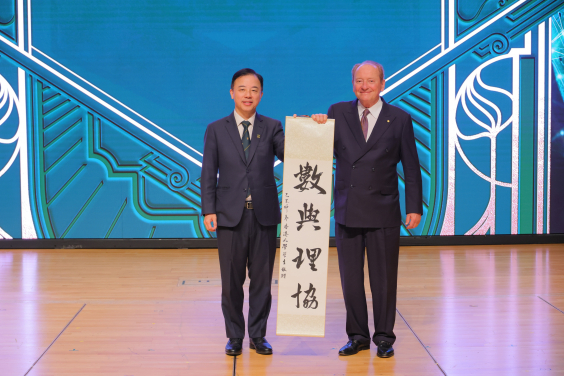 張翔教授贈送紀念品給諾獎得主。