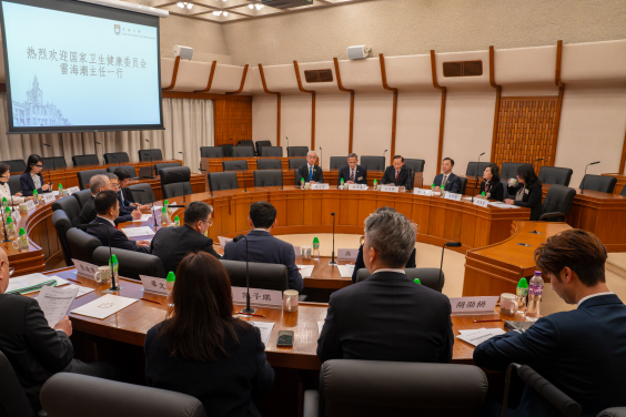 代表團與港大校務委員會主席王冬勝博士、校長張翔教授、副校長（健康）劉澤星教授、協理副校長（中國事務）黃依倩女士和香港大學深圳醫院院長張文智教授等會面。    
