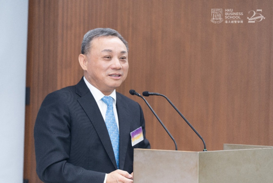 港大經管學院經濟學實務教授、香港特首政策組專家毛振華教授發表主題報告。
