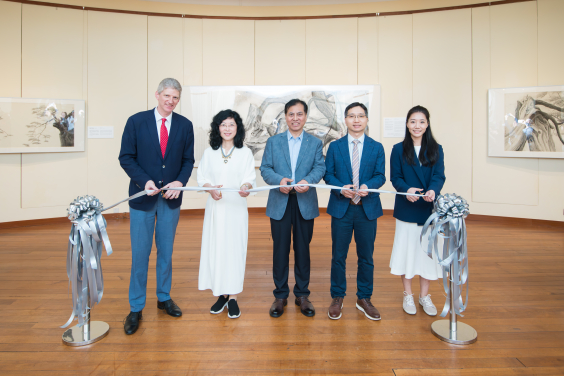 主禮嘉賓包括港大美術博物館總監羅諾德博士、邱忠鳴博士、藝術家王新、陳冠男博士，以及港大美術博物館副研究員華碩博士(從左至右)。