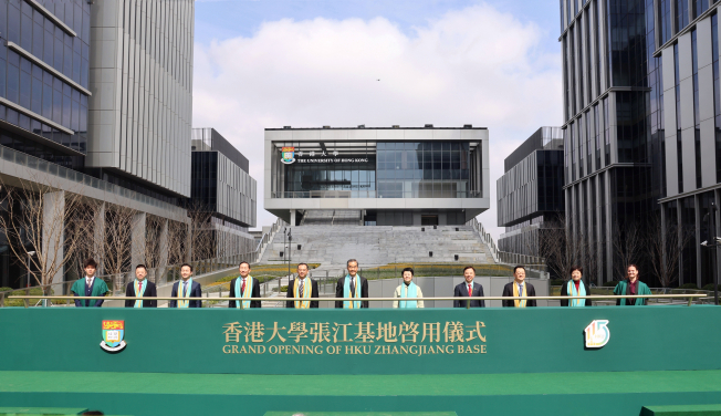 左二開始：教育部國際合作與交流司（港澳台事務辦公室）副司長陳大立先生; 上海市政府副秘書長、浦東新區區長吳金城先生; 港大校委會主席王冬勝博士; 上海市委常委、浦東新區區委書記李政先生; 全國政協副主席梁振英先生; 上海市副市長解冬女士; 港大校長張翔教授; 上海市政府副秘書長、上海市教委主任周亞明先生; 上海市政府港澳辦副主任葉靚女士