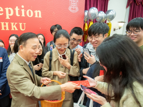 港大校長張翔教授向同學送贈中心特製紀念品，表達感謝與美好祝願。