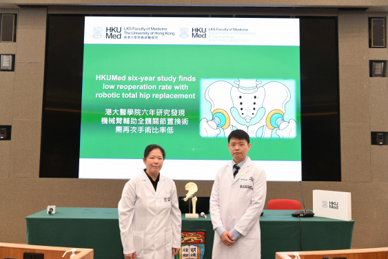 港大醫學院研究證實，接受機械臂輔助全髖關節置換術的患者，之後需要再次進行手術的比率明顯低於採用傳統手術的患者。研究團隊包括傅俊謙醫生（右）及張炎鈴醫生。
 